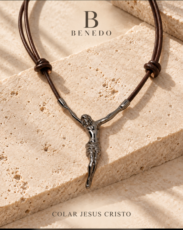 Colar Jesus Cristo BENEDO com cordão marrom e crucifixo escuro sobre pedra clara
